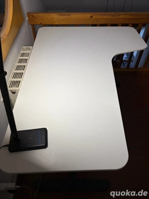 Höhenverstellbarer Schreibtisch in Weiß