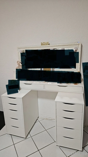 Schminktisch mit Spiegel