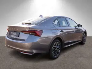 Skoda Octavia Limousine Tour 2.0 TDI DSG LED Navi RFK Bild 2