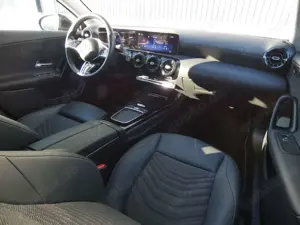 Mercedes-Benz A 180 d DCT LED Navi Teilleder SHZ Kamera 18" Bild 2