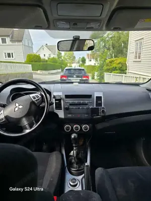 Mitsubishi Outlander 2.0 DI-D 4WD Inform Bild 5