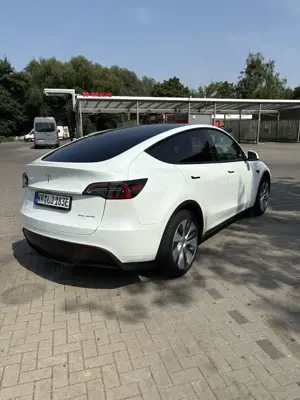 Tesla Model Y Long Range Dual Motor AWD Bild 3