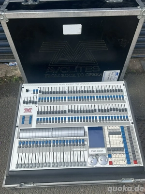 Avolites Pearl Expert mit TouchWing