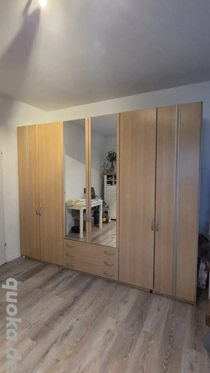 Großer Kleiderschrank mit Spiegeltüren
