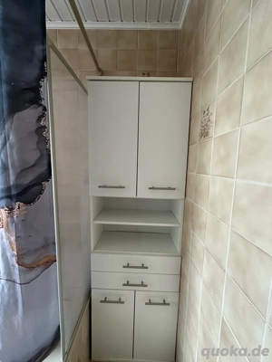 Weißer Badezimmerschrank mit viel Stauraum