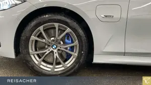 BMW 330 e A xDrive Lim M-Sport AHK LCPro HUD ACC RFK Bild 3