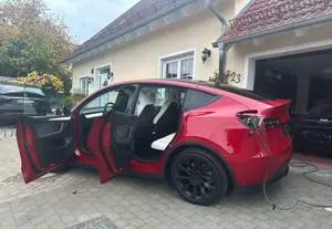 Tesla Model Y LR AWD*Red/Innenraum: weiss/EAP*20"/G:09.27_100Tkm