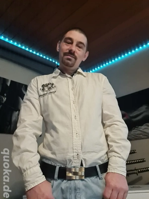 Nackt Putzen für eine Frau 