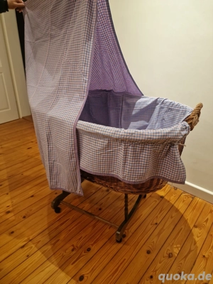 Stubenwagen mit Weidenkorb