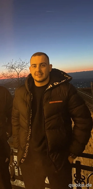 Ich suche eine sexy und attraktive Frau. Ich bin sehr romantisch, gut gelaunt und lebe allein in Ber