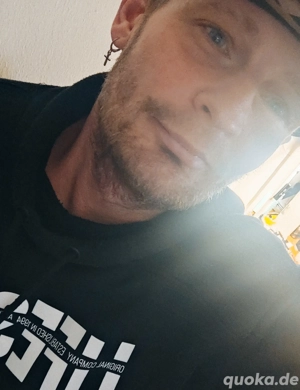 Hi du bist Jung und suchst evtl einen mann,du kannst bei mir wohnen ohne Verpflichtung und shoppen 