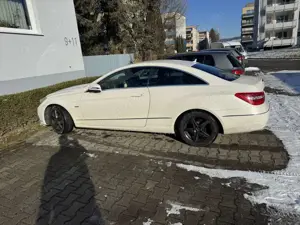 Mercedes-Benz E 200 CGI Coupe BlueEFFICIENCY Avantgarde Bild 3