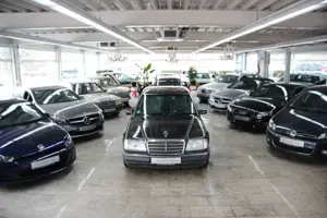 Mercedes-Benz 220 E W124 *Automatik/Schiebedach*