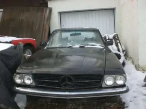 Mercedes-Benz SLC 350 coupe  Fährt im Hof.