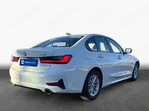 BMW 320 i Aut. Sport Line LED* HiFi* AHK* Glasdach* Bild 2