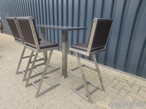 Exklusiver Stehtisch mit Hochstühlen