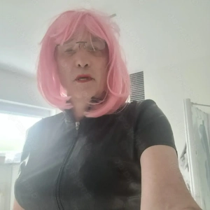 Submissive Sissy bietet sich an