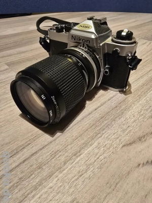Analoge Nikon FE mit 2 Originalobjektiven