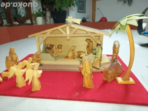 Handgeschnitzte Holzkrippe   komplette Weihnachtskrippe aus Holz, hochwertige Handarbeit