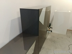 2 graue Wohnzimmerschränke mit Außenspiegeln
