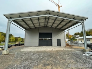 Industriehalle isoliert, Lagerhalle aus der Sandwichplatte, Werkstatt isoliert, Mehrzweckhalle