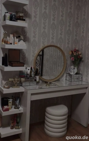 Schminktisch von IKEA, mit dem Spiegel.