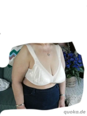 Gesucht ! Frau mit hängenden schlaffen Brüsten im BH. Kleines TG 20