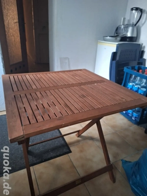 2stühle und ein tisch 