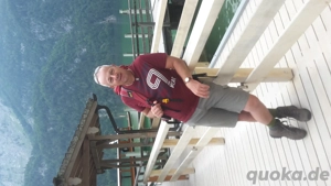 Weinbauer sucht seine süsse Weintraube