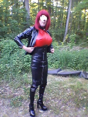 Devote Latex Sissy sucht Dominante Personen