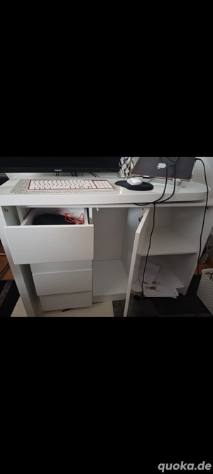 Computertisch und Gamingsessel