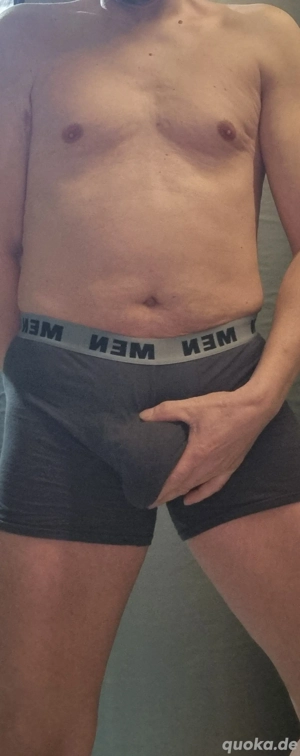 Du Weiblich unrasiert und devot magst gerne Anal Bumsen und  Nylons. 