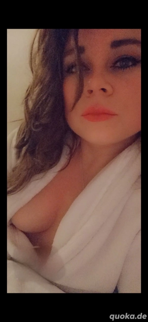 Allmächtige Domina auf der Suche nach ihren Subs und Geldschweinen.        