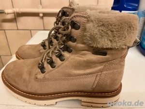 Outdoor-Stiefel mit warmem Fleecefutter.