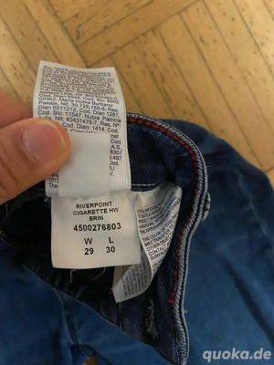 Tommy Hilfiger Jeans in dunkelblauer Waschung.