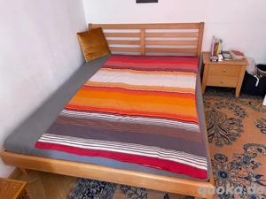 zeitloses Holz-Doppelbett mit 2 Lattenroste und 2 Nachttischchen