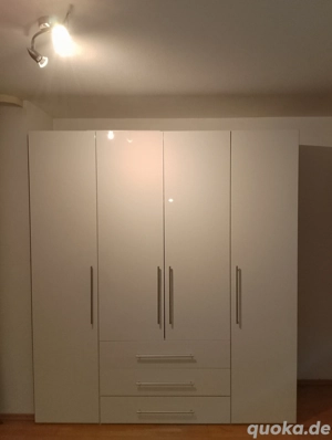 Großer weißer Kleiderschrank mit Hochglanz & Beleuchtung 
