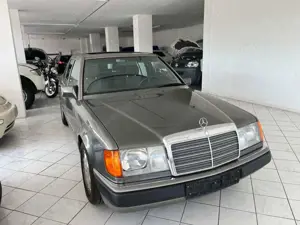 Mercedes-Benz 230 E mit H Kennzeichen Schöner Zustand