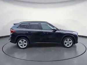 BMW X1 sDrive20i Panorama-Glasdach AHK Sportsitze Rü Bild 5