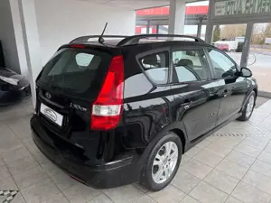 Hyundai i30 CW 1.6 CRDi 1.HAND KLIMA SHZ TEMPO Bild 2