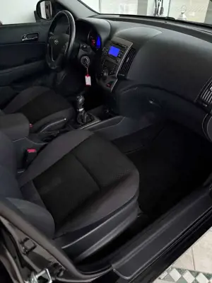 Hyundai i30 CW 1.6 CRDi 1.HAND KLIMA SHZ TEMPO Bild 4