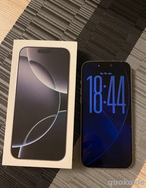 iPhone 16 Pro Max in der Titanweiß-Farbe