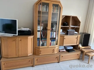 Wohnzimmer-Kombischrank mit Glasteil, Beleuchtung, Barfach, TV-Fach + 3 kleine Stapeltischchen