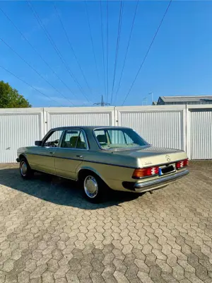 Mercedes-Benz 200 Bild 2