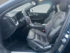 Volvo V60 B4 Mild-Hybrid Plus Dark ACC BLIS SD Bild 3