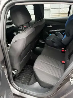 Peugeot 208 208 PureTech 100 Allure Bild 4