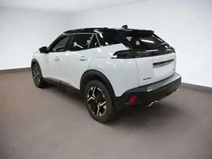 Peugeot 2008 Hybrid 145 GT Bild 4