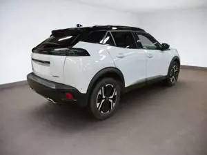 Peugeot 2008 Hybrid 145 GT Bild 3