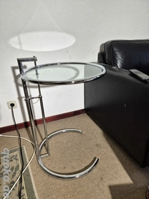 Höhenverstellbarer Beistelltisch im Stil von Eileen Gray