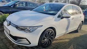 Volkswagen Golf VIII Lim. Life Ambilight Navi SH ALU AHK Bild 2